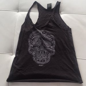 Gray tank top with a white skull on front